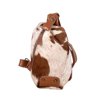 Load image into Gallery viewer, Punchy sling bag
